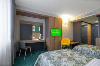 Отель Favor Park Hotel Киев Улучшенный двухместный номер с 1 кроватью или 2 отдельными кроватями-1