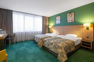 Отель Favor Park Hotel Киев Улучшенный двухместный номер с 1 кроватью или 2 отдельными кроватями, вид на озеро-1